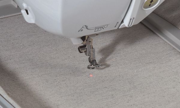 Machine à coudre, à quilter et à broder Innov-is NV2700