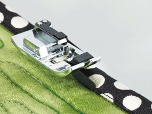 Alternative view of Pied de piqûre dans la couture F065