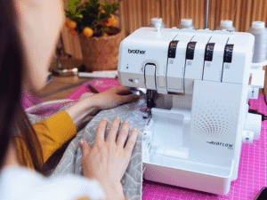 Surjeteuse Airflow 3000 avec système automatique d’enfilage à air