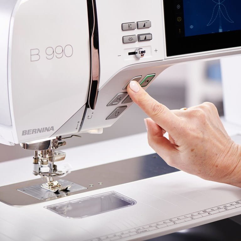 Enfilez l'aiguille automatiquement Bernina 990