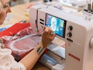 Machine à broder BERNINA 700 PRO