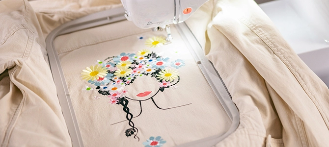 Cette machine offre une grande aire de broderie d’environ 8 po x 14 po et est assortie de cadres d’environ 5 po x 7 po et 8 po x 14 po.