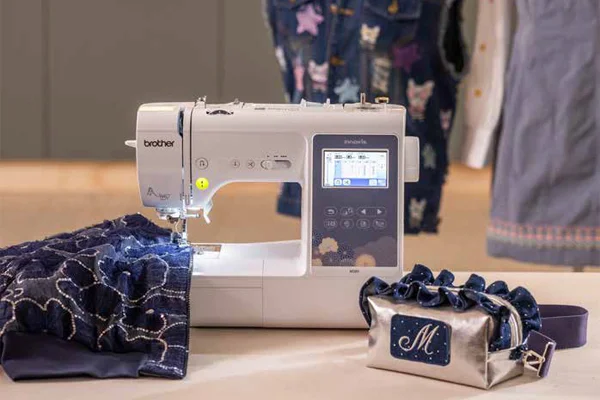 La Brother Innov-is M380 offre un espace de travail confortable à droite de l’aiguille de 160 mm pour accompagner la réalisation de vos projets textiles.
