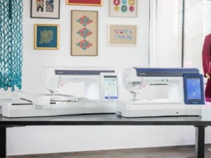 Présentation de la brodeuse Brother Innov-is BX1e Expedition dans un atelier de couture professionnel