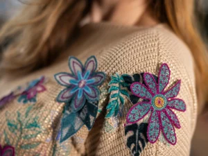 Motifs floraux colorés en broderie relief Yarn Couching réalisés sur un pull avec la Brother BX1e