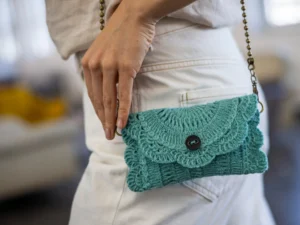 Petit sac à main vert personnalisé avec broderie effet crochet réalisée sur la Brother BX1e Expedition