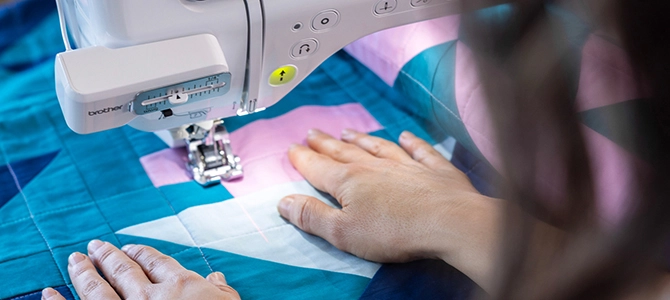 Cet accessoire doté d’un faisceau laser se fixe aisément à la machine. Il projette une ligne de guidage de longueur réglable sur le tissu pour vous aider à coudre des lignes droites ou des points en bordure du tissu.