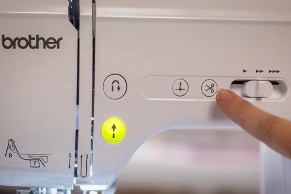 Variateur de vitesse : Réglez la vitesse de couture de lente à rapide. M380